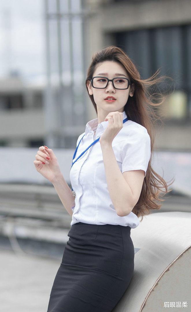 |黑白搭配的职场装，总是给人一种干练的优雅气质，魅力十足