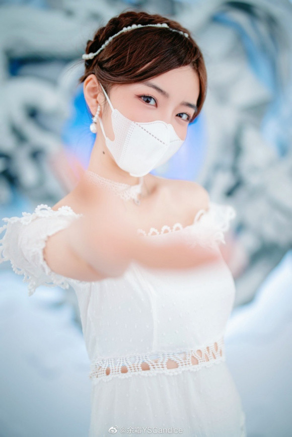 余霜|LPL女主持造型照片,小钰性感可爱,余霜口罩才是本体?