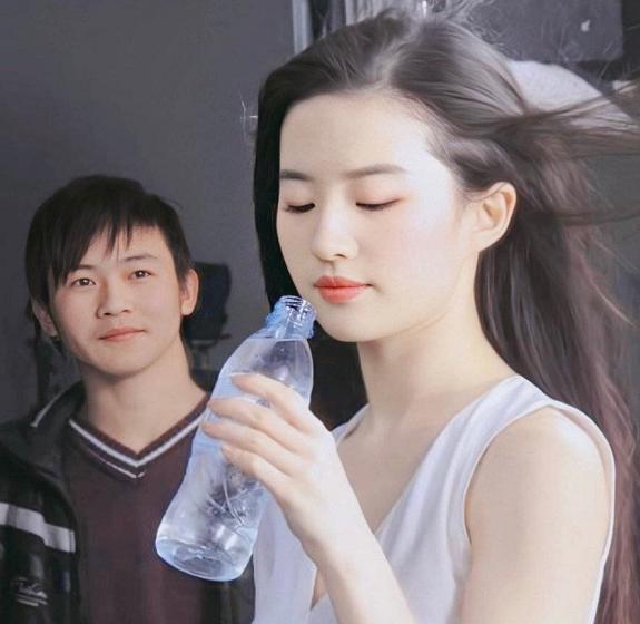 刘亦菲|刘亦菲疑曝新恋情！男方颜值不输宋承宪，穿刘亦菲衣服拍合照