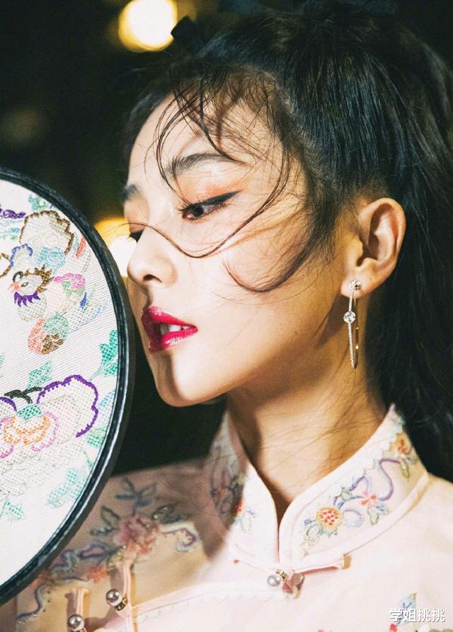 白梦妍|白鹿的美照让人百看不厌,黑色吊带裙俏皮灵动,回眸一笑很迷人