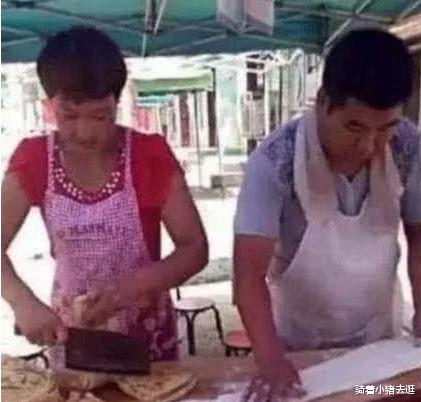 王宝强|王宝强身价早已过亿，亲哥却还在村头卖饼为生，一句话太心酸