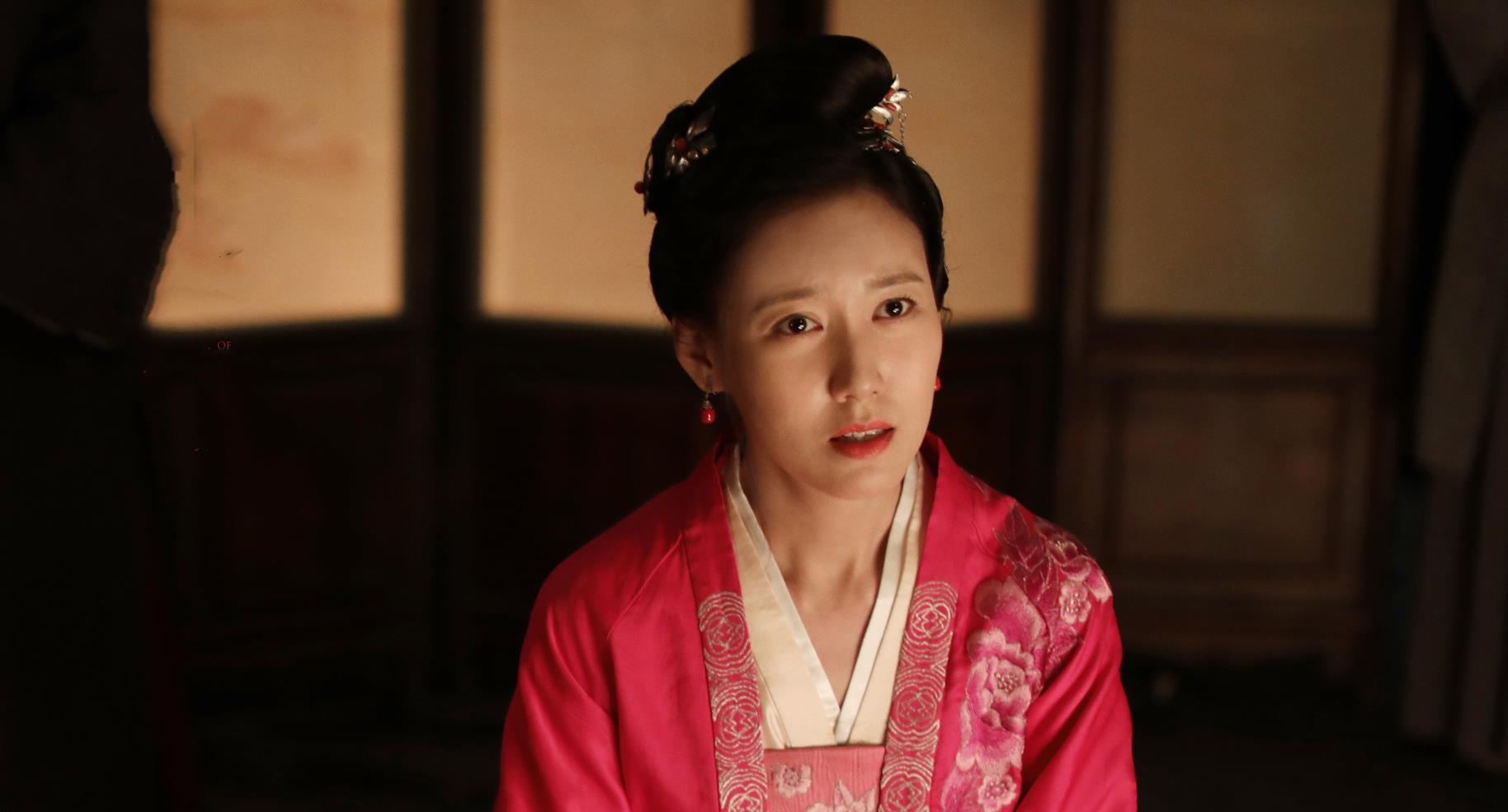 靳东|当众挽靳东手臂，即使传绯闻靳东也没有拒绝她，她到底什么来头？