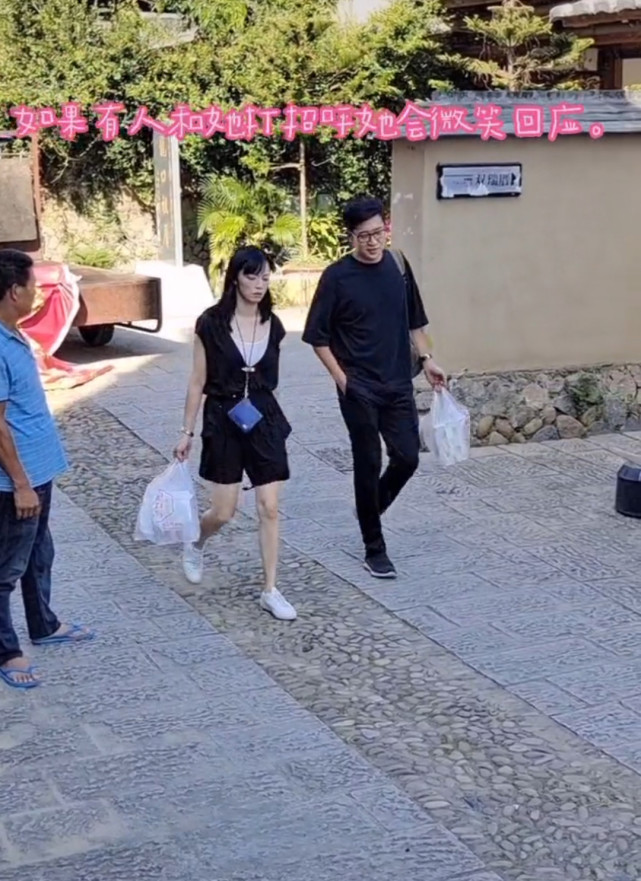 姚晨|41岁姚晨现身村口，真实素颜曝光与精修图差距大，路人：没认出来