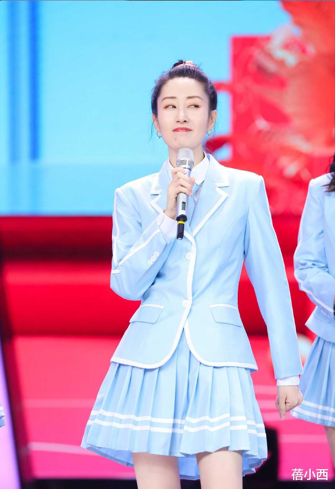 |刘敏涛剪了短发真洋气，穿印花上衣配阔腿裤，再戴帽子显瘦又显高