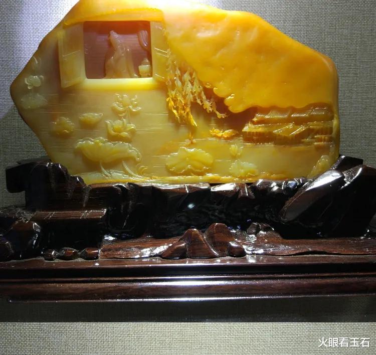 雕刻|6位玉雕师纯手工雕刻玉石花篮，重为1.5吨，吸引了大众的眼球