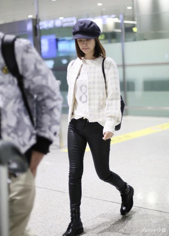 Ainee小屋 林心如私下穿得挺随意，印花T恤配牛仔裤简约随性，但挺减龄的