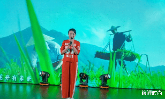 穿衣搭配|41岁草帽姐升级当奶奶,穿T恤配短发看着挺精神,不打扮也没土味