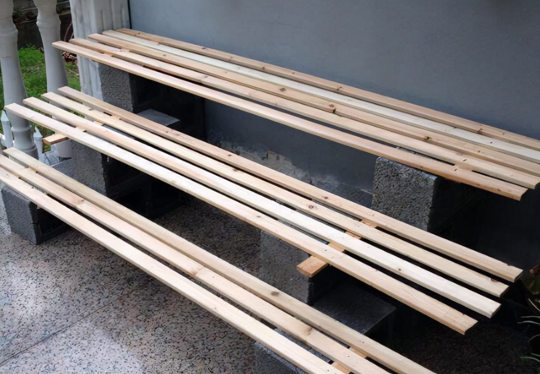 装修剩的木板弃之可惜,留着占地,不如改造成花架,美观又大方