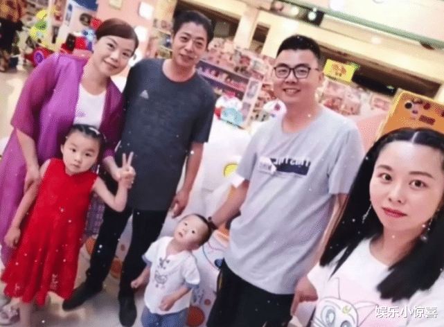 二郎腿|郭威在家翘着二郎腿，姚爸负责做饭、许妈带娃，网友：迟到的爱
