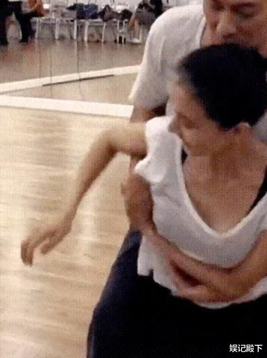 刘德华|当刘德华遇上高圆圆，眼神真的骗不了人，就连手都不想再绅士了！