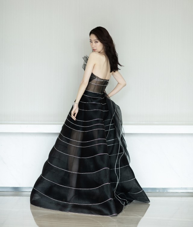 张小斐|张小斐首次穿高定走红毯,百万礼服上身宛如高贵黑天鹅,越来越美