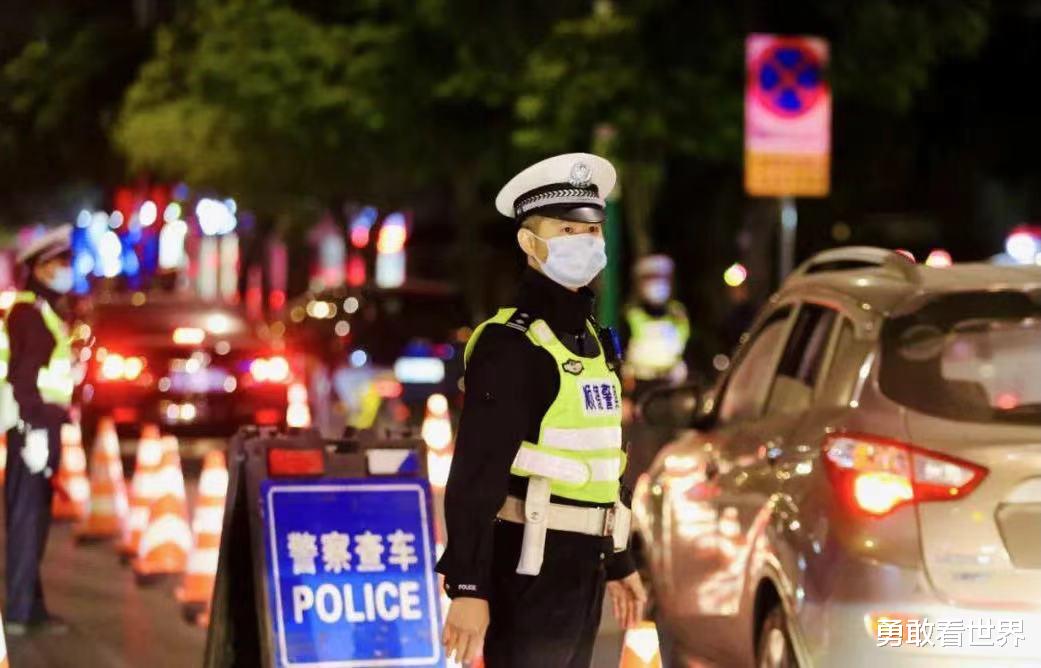 勇敢看世界 男子逆行后锁车离去，网友：得在里面过年了！