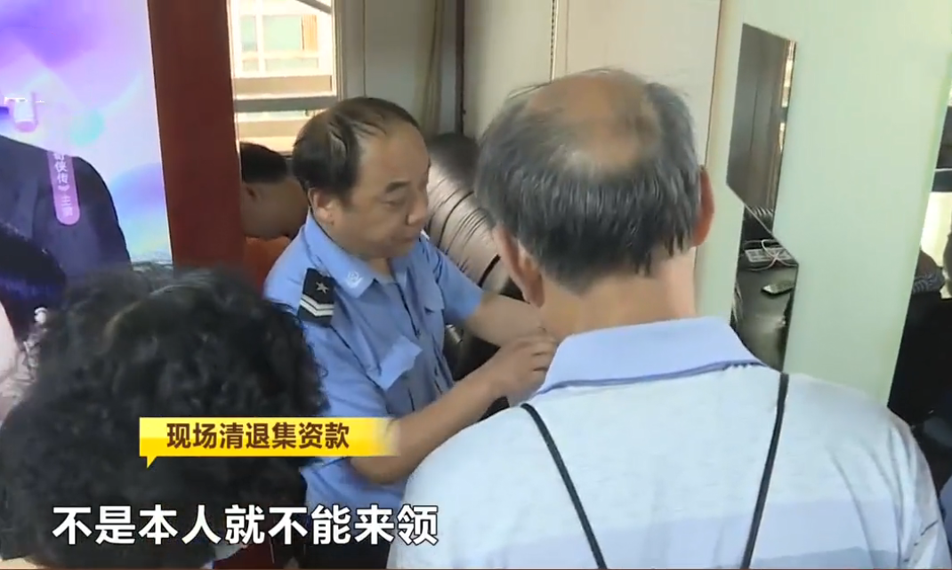 大城侃社会 充值1500元会员卡,每天能领65元利息,一群老人排队来交钱