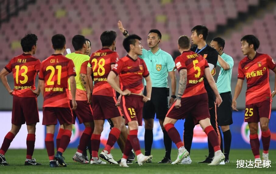 點(diǎn)球|中超又1巨大爭議！主裁判被7人圍攻：明顯點(diǎn)球不判+導(dǎo)演壓哨絕平
