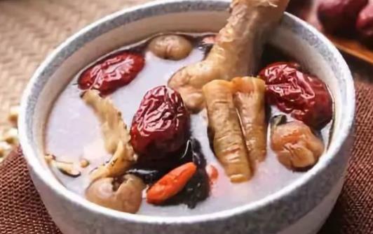 黄芪|当归黄芪党参炖鸡汤会上火吗 当归黄芪党参炖鸡汤男人可以喝吗