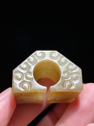 和田玉籽料|汉 和田玉 籽料 饕餮兽面纹 剑格 剑饰