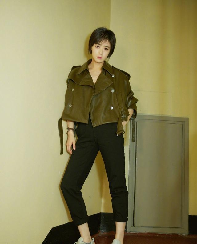 衬衫|蒋欣又翻车了，穿大衣配阔腿裤造型臃肿，但短发好美呀