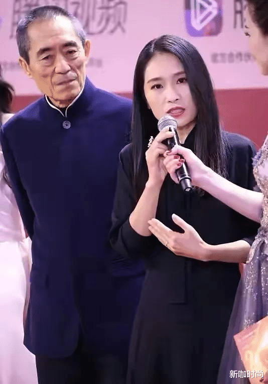 新咖时尚|张艺谋长女越来越美，穿黑色长裙优雅迷人，同框老爸气场丝毫不输