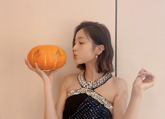 杨超越|你还在吐槽杨超越的唱跳能力吗？她的音乐资源要比实力歌手还好