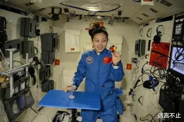 地球上有多少女孩,透过王亚平的眼睛望向宇宙?