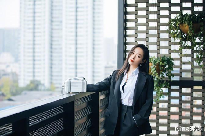 Nina昵娜|张靓颖瘦了真高调，穿大码T恤玩失踪走机场，竹竿腿身材变化大