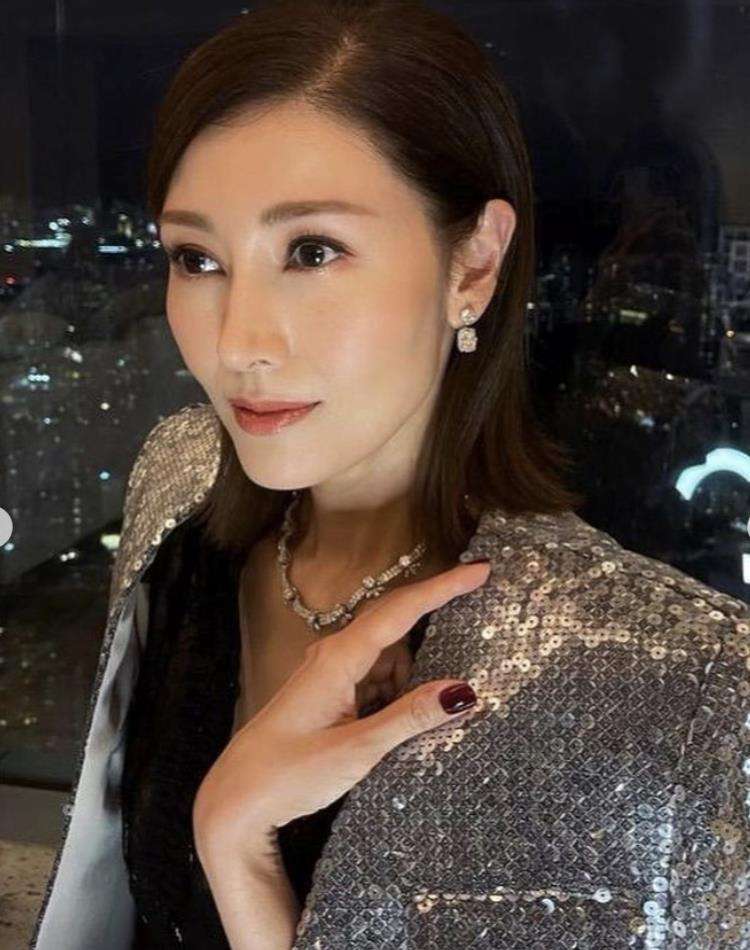 欧阳娜娜|百亿豪门女主人曾馨莹,34岁嫁58岁首富,连生三胎还想拼四胎