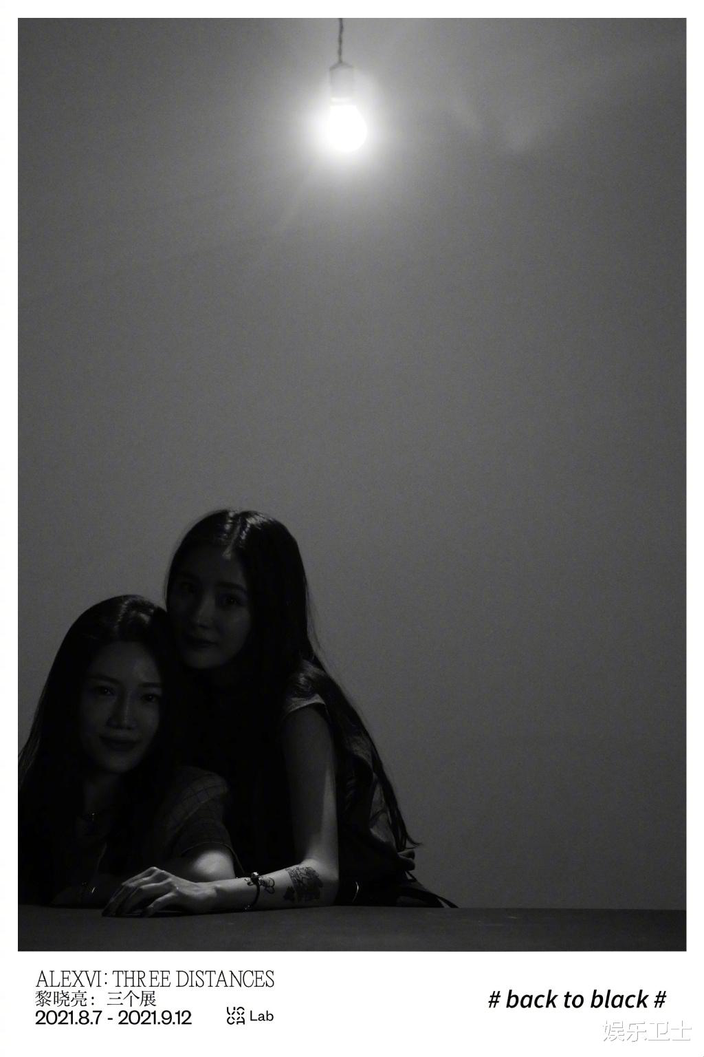 杨幂|诗幂撒糖！杨幂晒看展九宫格美照，模仿刘诗诗拍照姿势，手臂上贴纸好漂亮