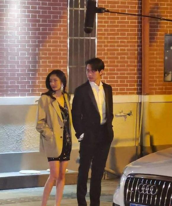 杨幂|杨幂深夜街头拍戏，穿亮片超短裙秀长腿，35岁还能和小鲜肉演情侣