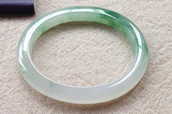 翡翠手镯|翡翠手镯怎么保养