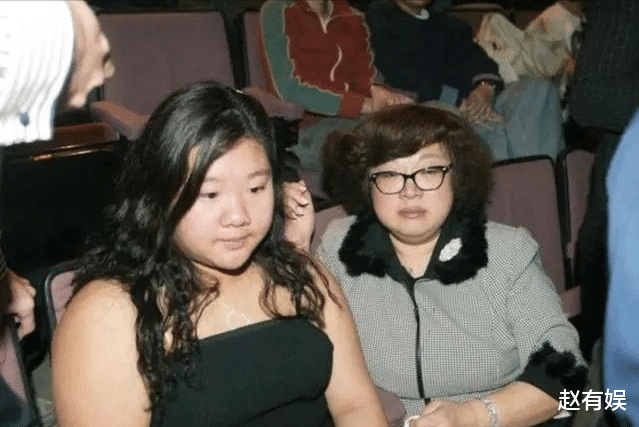 柘榴|8个月时父母离婚，21岁母亲离世后，生父对她不闻不问