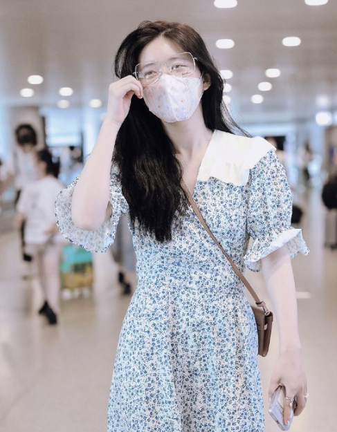 赵露思|赵露思机场被偶遇，素颜朝天很可爱，看清她发量：我流下羡慕泪水