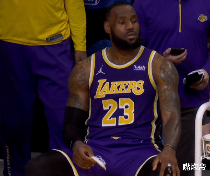 勒布朗·詹姆斯|詹皇28+9+8又不刷三双！平筐战斧怒扣现场连放7遍，三分比库里秀