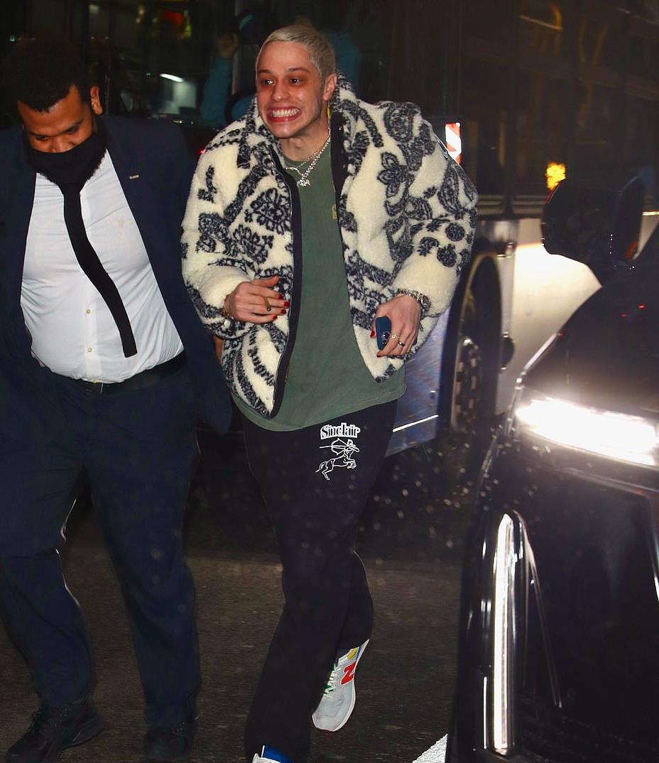 金·卡戴珊|卡戴珊与28岁小男友酒店共度良宵，犒赏豪华名表当圣诞礼物