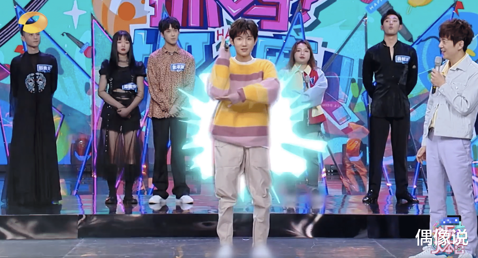 王源|《快本》女嘉宾靠王源肩膀，将胳膊放王源腿上，维嘉吴昕表情微妙