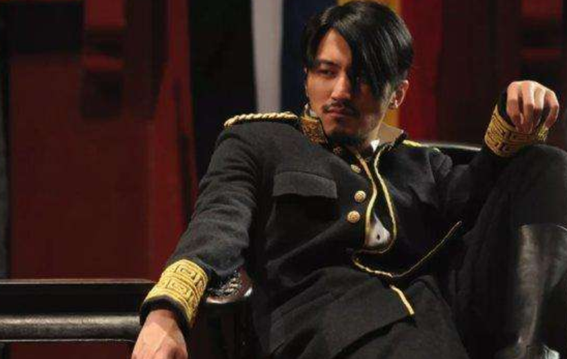 刘德华|刘德华惊了，自己当年抱着亲吻的婴儿长大后把他“踢下了”神坛