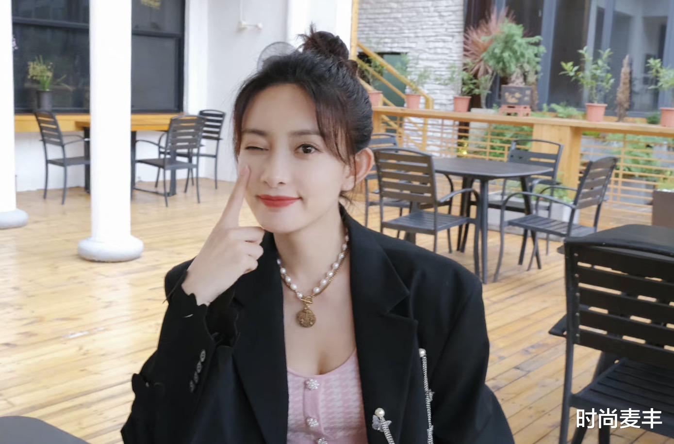 时尚麦丰|孟子义立秋写真，沉闷的黑色西服套装搭粉色的吊带，抢眼又性感