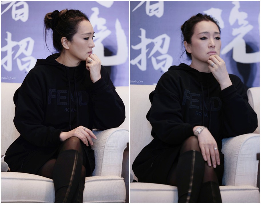 美人哒 巩俐活成60后的骄傲，穿卫衣裙腰细腿长，55岁面部紧实没一丝褶子