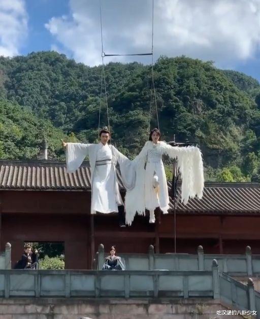 关晓彤|郑爽高价片酬后《倩女幽魂》路透曝光，片场全程玩手机，助理跟在后面收拾烂摊子