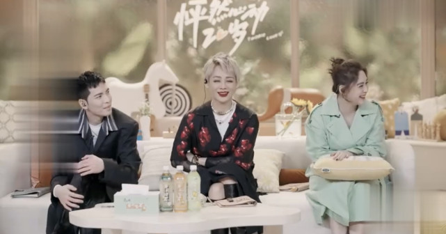 阿娇|阿娇离婚后胖出新高度，脖子几乎不见了，比同框的宁静大了一个码