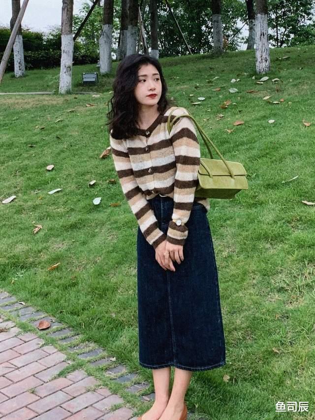 鱼司辰|早秋的甜酷穿搭!针织开衫+牛仔裙,简约大方不做作,优雅又洋气