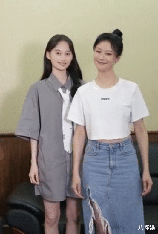 夏梦|夏梦晒期末演出照，周奇焉栩嘉齐出镜，张子枫素颜站边缘好低调