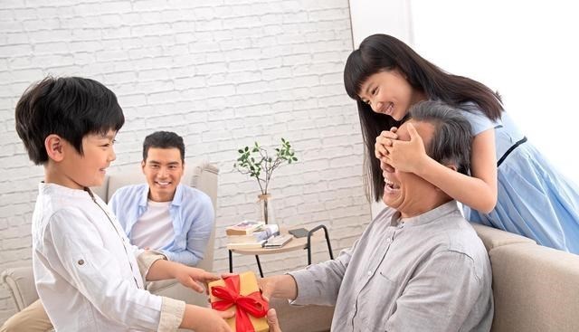 小女孩打奶奶却得到了网友的支持:似乎看到了小时候的自己