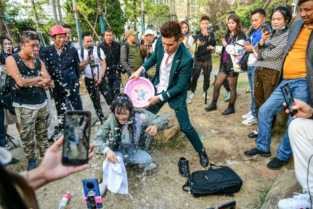 长沙 暗访低俗直播：当众嘶吼打骂、洗脚水淋头…声称日赚4万！