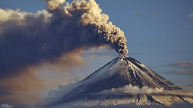 火山 美国三座火山同时爆发，地球急需人类拯救？科学家坦言真实情况