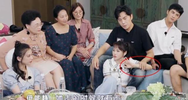 伊能静|52岁伊能静依偎秦昊腿上，谁看到秦昊手的小动作？已婚宝妈都懂