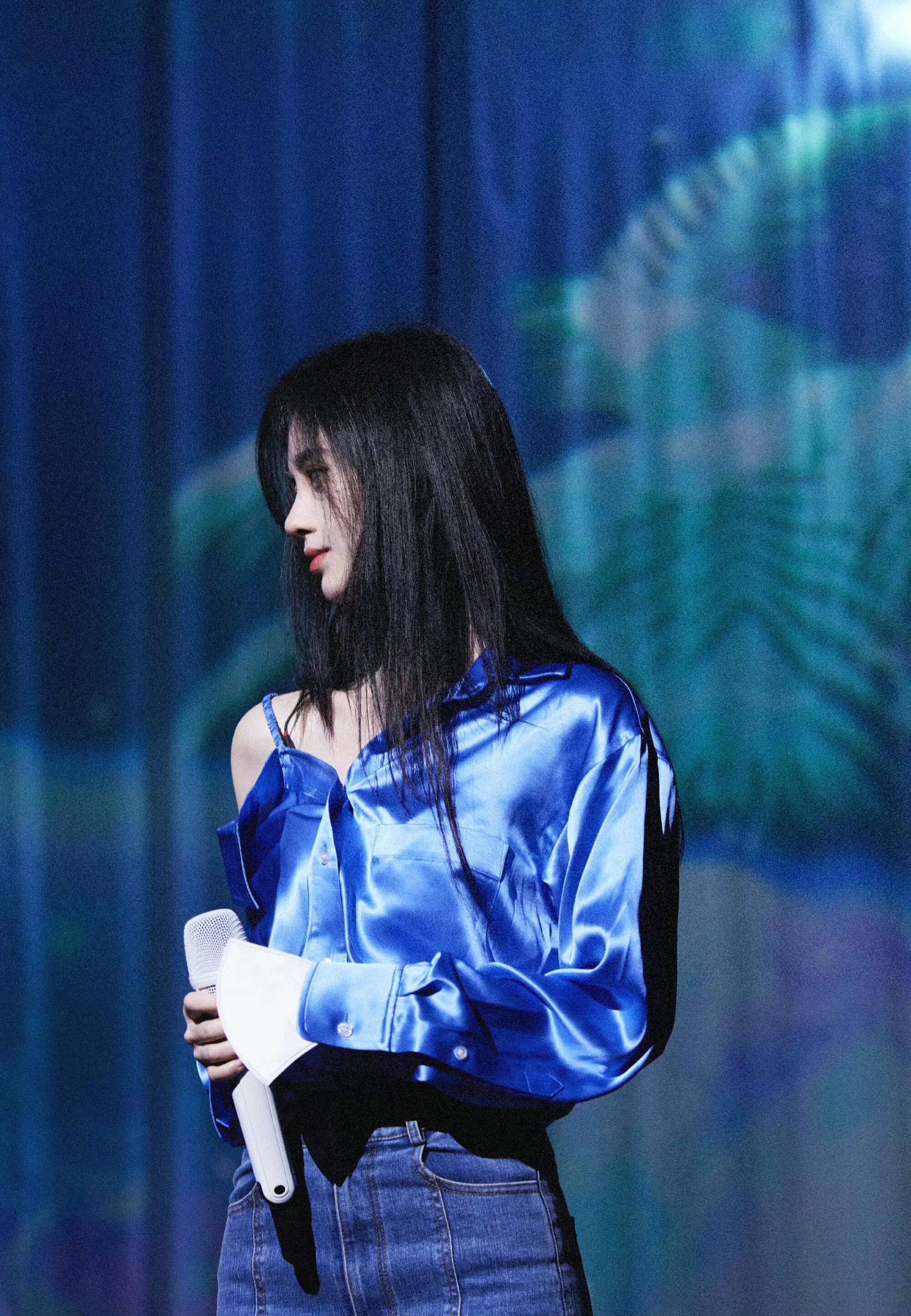 鞠婧祎|鞠婧祎芒果年货节彩排照,蓝色露肩衬衫太绝了,好身材展露无遗