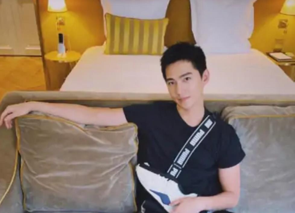 张娜拉|反差太大，平日里高冷的杨洋，居家晒自拍暴露出可爱的一面