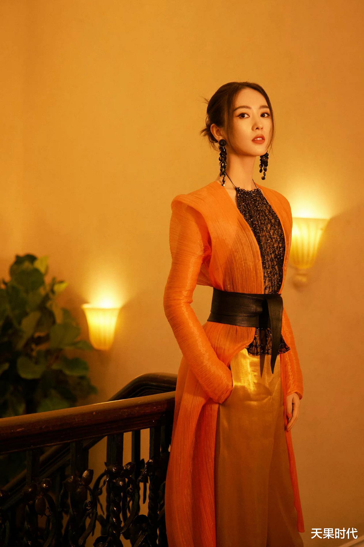 天果时代 童瑶真会凹造型，橘色套装搭黑色内搭精致性感，气质太赞了