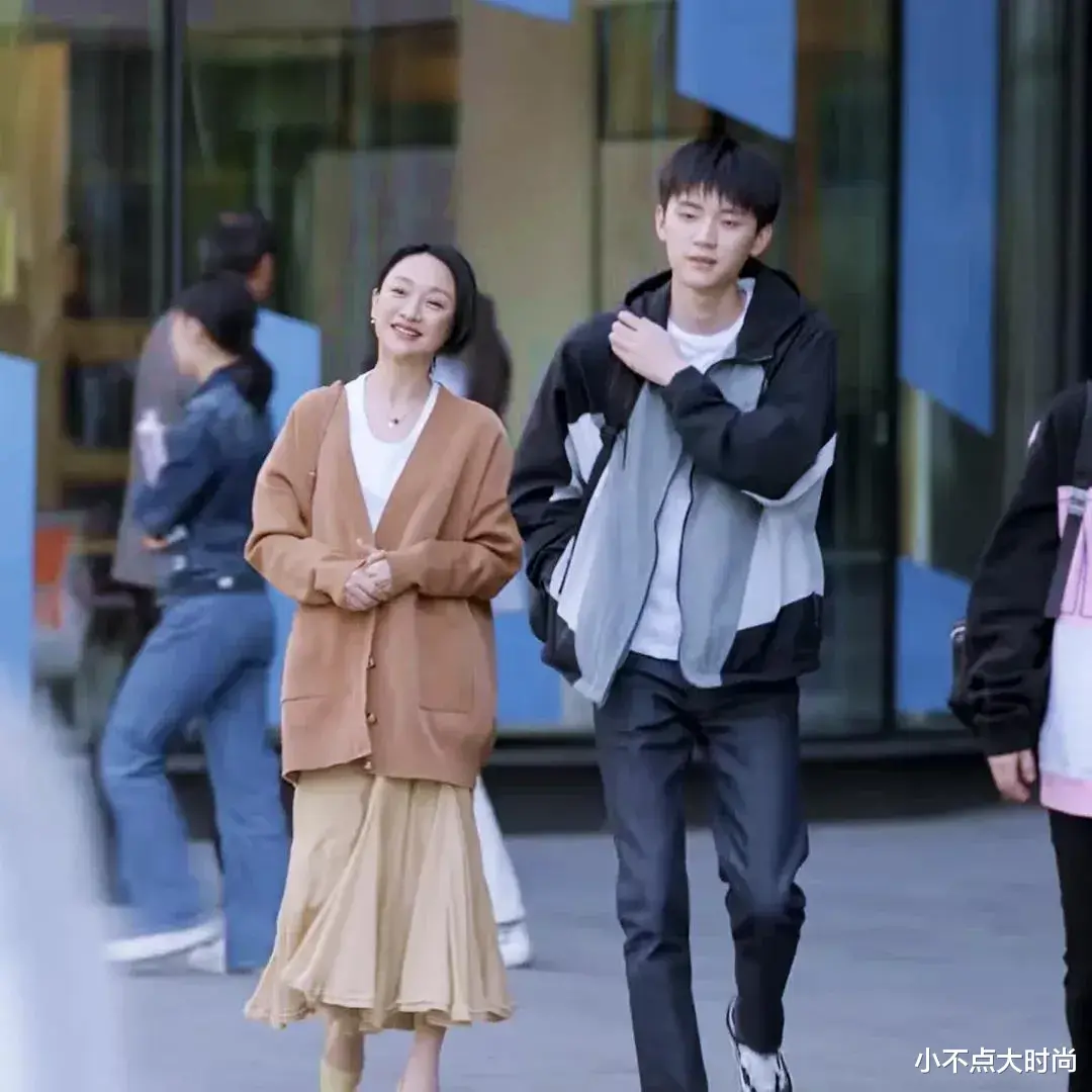 |《小敏家》周迅穿搭满屏高级感，43岁小个子妈妈，温柔低调有质感！