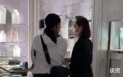 那英|那英带女儿在伦敦买奢侈品,被指嗓门大态度凶,女儿家教严格乖巧安静